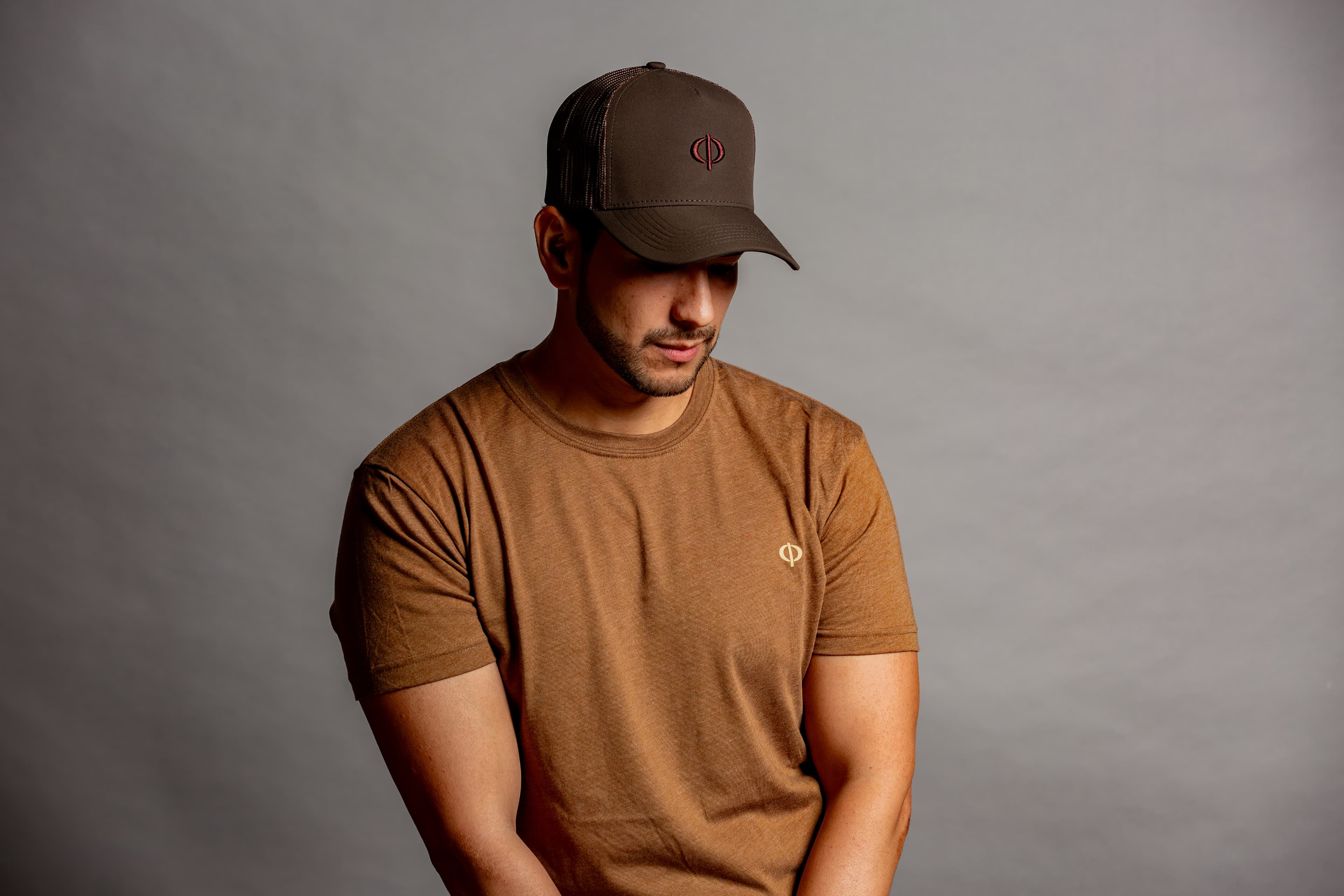 Modelo usando playera café