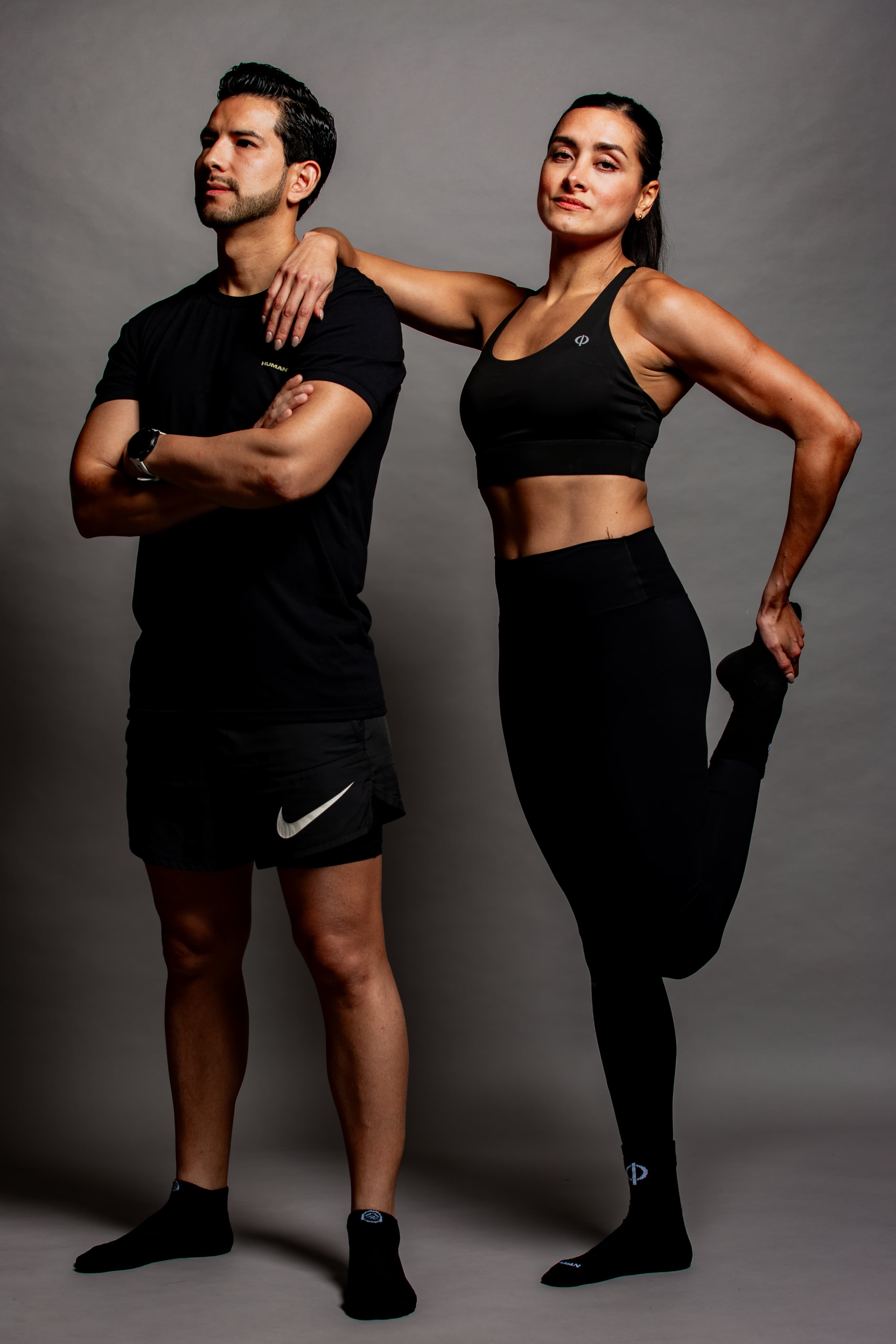 Modelo usando playera café